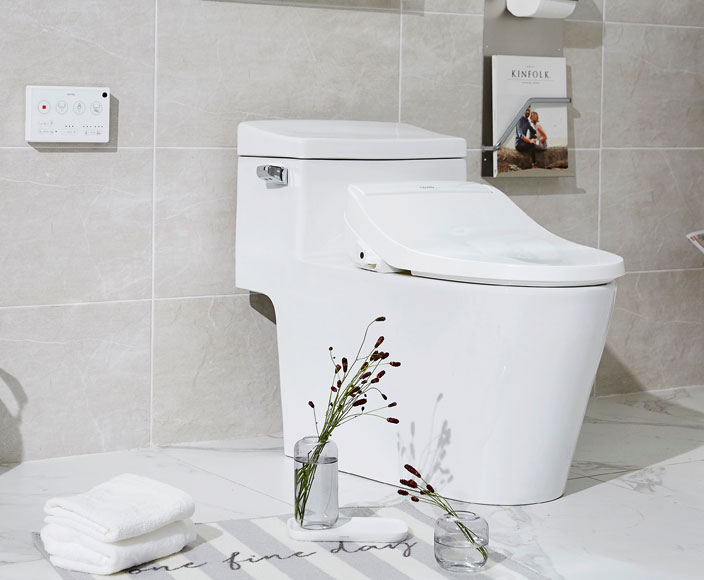 노비타비데 광고 이미지 : 밝은 조명의 화장실에 하얀 변기